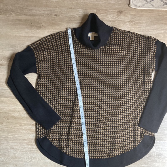 Michael Kors turtle neck brown and black sweater - Picture 4 of 4